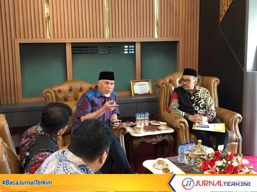 Gubernur Sumbar saat menerima kunjungan Kepala BPS Sumbar. (Foto Adpim Sumbar).
