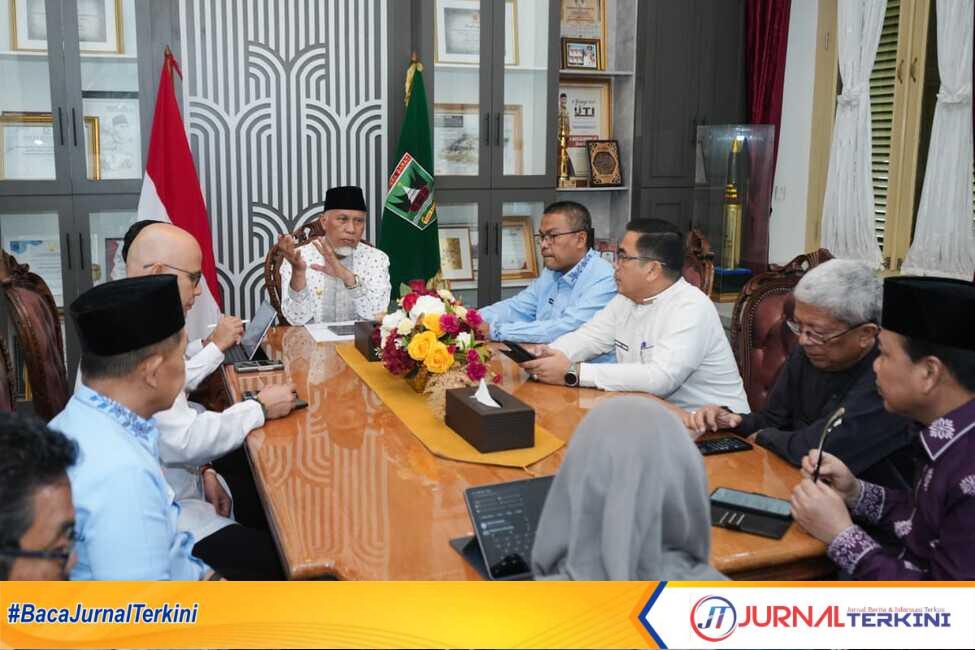 result_IMG-20251111-WA0088 Gubernur Sumbar, Mahyeldi Ansharullah (tengah). (Foto Adpim Sumbar).