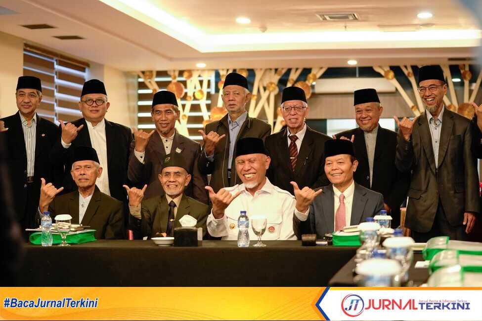 result_IMG-20251114-WA0099 (1) Gubernur Sumbar, Mahyeldi Ansharullah (Tengah, Baju Putih)saat membuka sidang Konferensi Wakaf Internasional di Hotel Truntum, Padang. (Foto Adpim Sumbar).