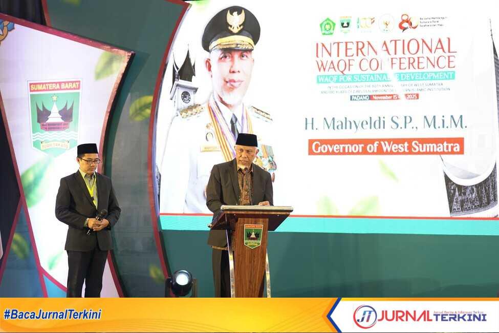 result_IMG-20251116-WA0068 Gubernur Sumbar saat berbicara pada kegiatan Konferensi Wakaf Internasional 2025 di Padang. (Foto Adpim Sumbar).