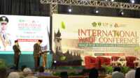 Gubernur Sumbar saat berbicara pada kegiatan Konferensi Wakaf Internasional 2025 di Padang. (Foto Adpim Sumbar).