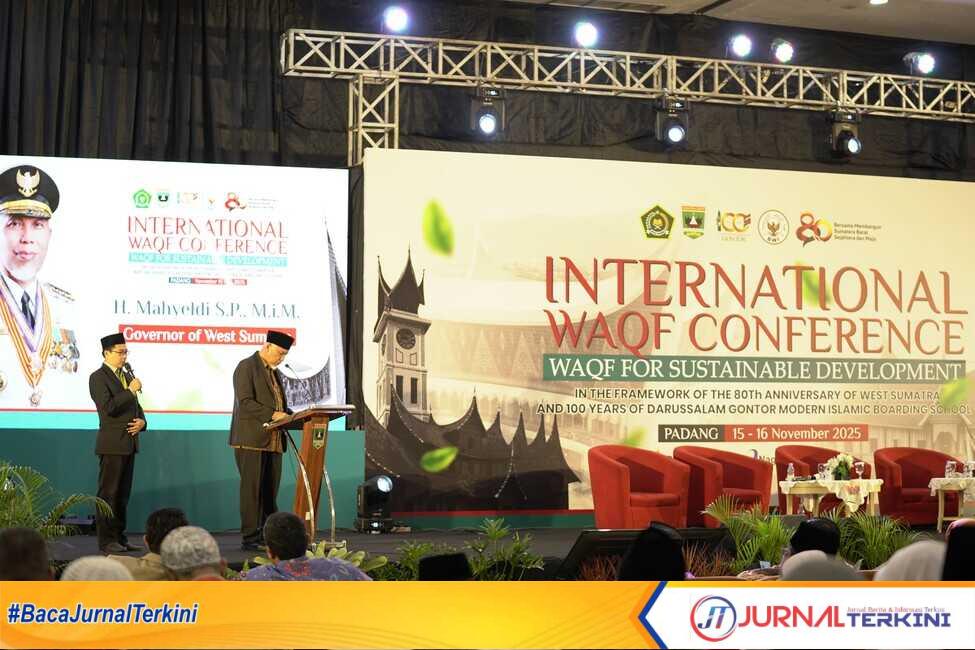 Gubernur Sumbar saat berbicara pada kegiatan Konferensi Wakaf Internasional 2025 di Padang. (Foto Adpim Sumbar).