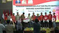 result_IMG-20251117-WA0030 Gubernur Sumbar, Mahyeldi Ansharullah saat menyerahkan bonus di Auditorium Gubernuran Sumbar. (Foto Adpim Sumbar).
