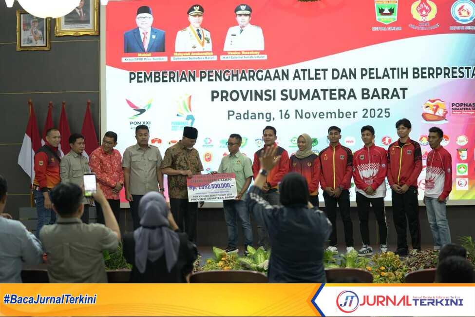 result_IMG-20251117-WA0030 Gubernur Sumbar, Mahyeldi Ansharullah saat menyerahkan bonus di Auditorium Gubernuran Sumbar. (Foto Adpim Sumbar).
