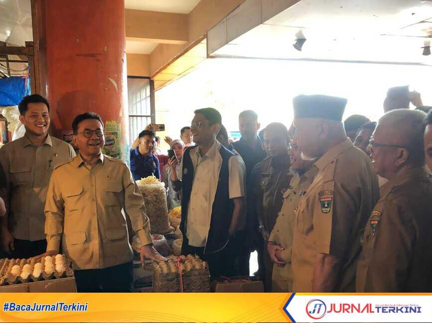 result_IMG-20251118-WA0043 Mendag RI, Budi Santoso bersama Gubernur Sumbar, Mahyeldi Ansharullah meninjau pergerakan harga kebutuhan pokok di Pasar Raya Padang. (Foto Adpim Sumbar).
