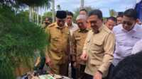 result_IMG-20251118-WA0052 Mendag RI, Budi Santoso didampingi Gubernur Sumbar, Mahyeldi Ansharullah saat melepas ekspo 27 ton gambir Sumbar. (Foto Adpim Sumbar).