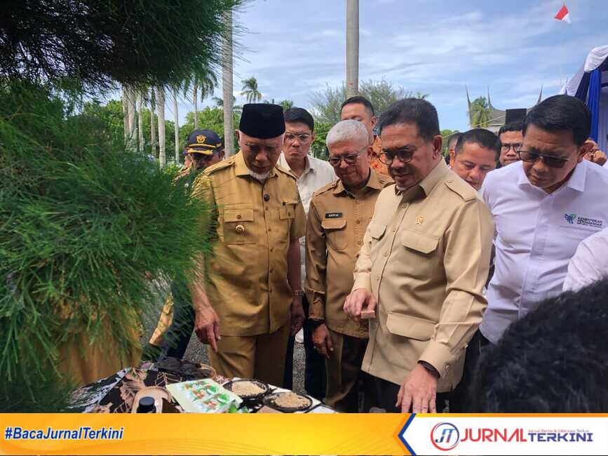 result_IMG-20251118-WA0052 Mendag RI, Budi Santoso didampingi Gubernur Sumbar, Mahyeldi Ansharullah saat melepas ekspo 27 ton gambir Sumbar. (Foto Adpim Sumbar).