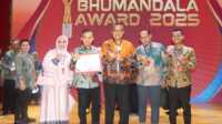 result_IMG-20251118-WA0089 Sekdaprov didampingi Kadis BMCKTR Sumbar saat menerima penghargaan. (Foto Adpim Sumbar).