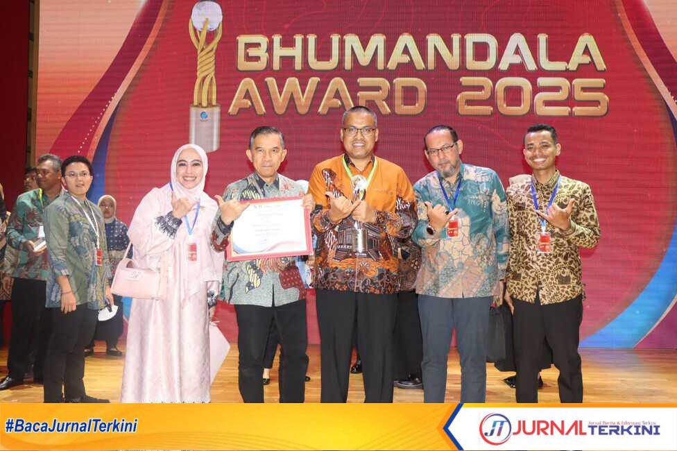 result_IMG-20251118-WA0089 Sekdaprov didampingi Kadis BMCKTR Sumbar saat menerima penghargaan. (Foto Adpim Sumbar).