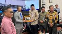 Sekdako Padang, Andree Harmadi Algamar saat menerima kunjungan Konjen Malaysia Medan. (Foto Kominfo Padang).