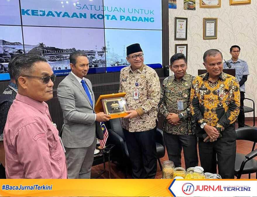 Sekdako Padang, Andree Harmadi Algamar saat menerima kunjungan Konjen Malaysia Medan. (Foto Kominfo Padang).