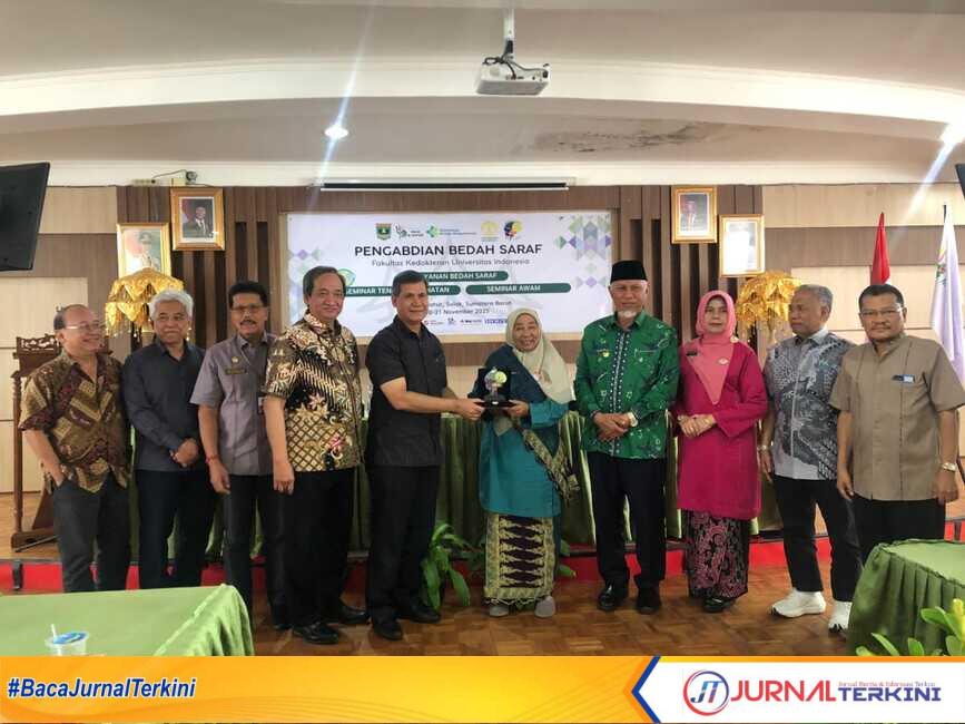 result_IMG-20251121-WA0074 Direktur RSUD M. Natsir Solok, dr. Elvi Fitraneti, Sp.PD, FINASIM (tengah), Gubernur Sumbar, Mahyeldi Ansharullah saat foto bersama dengan Tim FKUI–RSCM (Foto Adpim Sumbar).