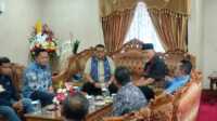 result_IMG-20251123-WA0023 Gubernur Sumbar, Mahyeldi Ansharullah saat menyambut Menteri Ekraf, Teuku Riefky Harsya di VIP BIM. (Foto Adpim Sumbar).