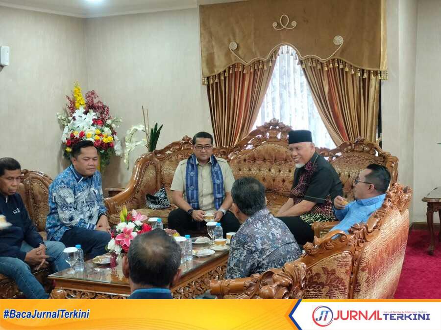 result_IMG-20251123-WA0023 Gubernur Sumbar, Mahyeldi Ansharullah saat menyambut Menteri Ekraf, Teuku Riefky Harsya di VIP BIM. (Foto Adpim Sumbar).