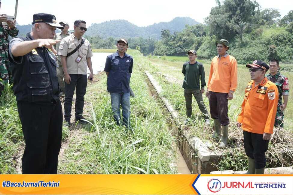 result_IMG-20251123-WA0030 Gubernur Sumbar, Mahyeldi Ansharullah bersama BPBD saat meninjau kesiapan daerah di Sumbar dalam menghadapi bencana. (Foto Adpim Sumbar).