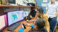 result_IMG-20251124-WA0012(1) Wagub Sumbar, Vasco Ruseime saat mengunjungi BMKG BIM. (Foto Adpim Sumbar).