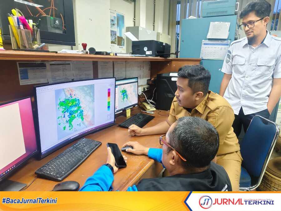 result_IMG-20251124-WA0012(1) Wagub Sumbar, Vasco Ruseime saat mengunjungi BMKG BIM. (Foto Adpim Sumbar).