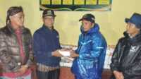 result_IMG-20251127-WA0043 Agus Syahdeman menyerahkan bantuan untuk orban banjir di Nagari Koto Sani. (Dok Istimewa).