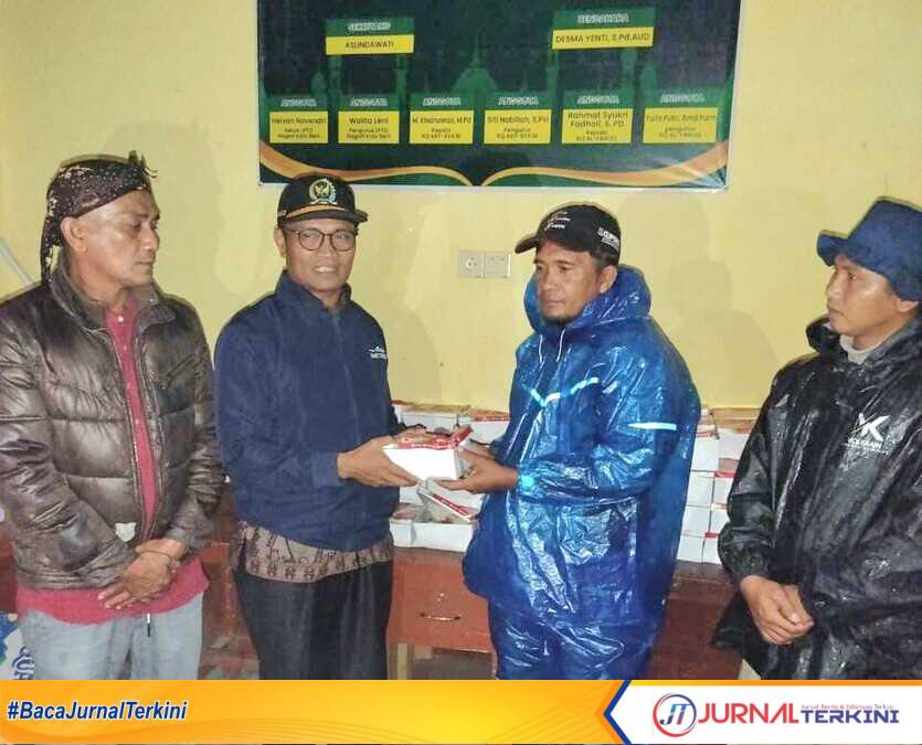result_IMG-20251127-WA0043 Agus Syahdeman menyerahkan bantuan untuk orban banjir di Nagari Koto Sani. (Dok Istimewa).
