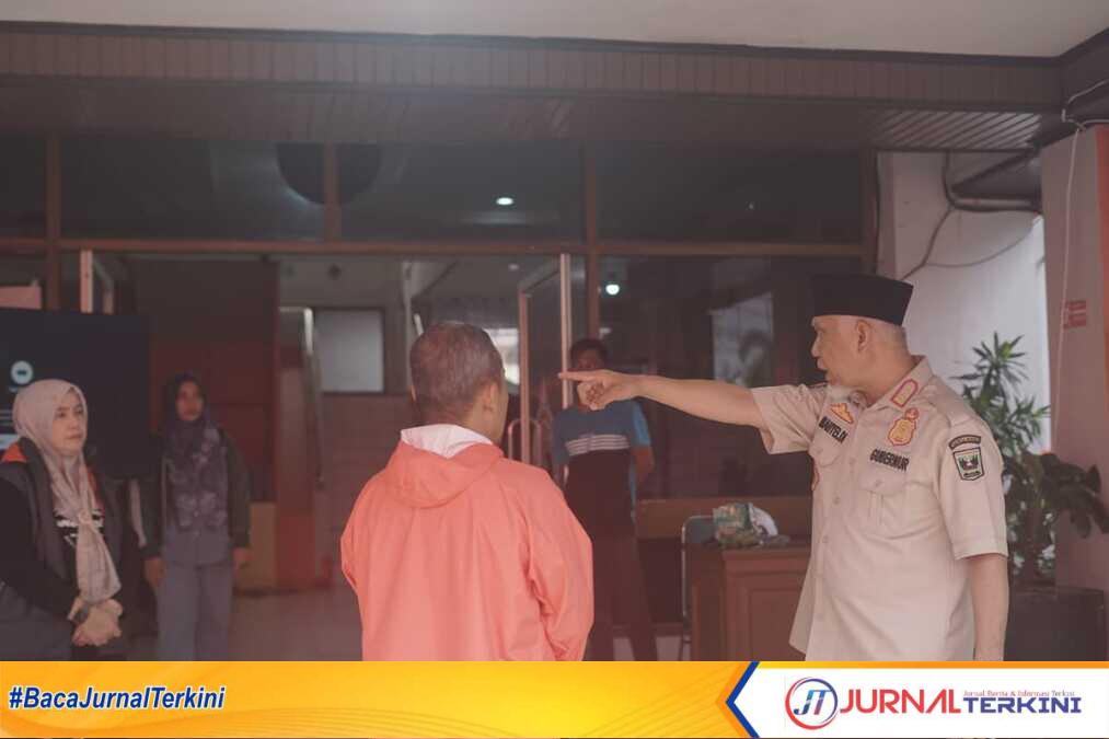 Gubernur Sumbar Mahyeldi Ansharullah, saat melakukan sidak ke Posko Bencana Sumbar di Kantor BPBD Sumbar. (Foto Adpim Sumbar).