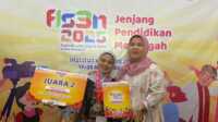 Zhifana, berhasil meraih juara II pada ajang FLS3N foto bersama Kepala SMAN 6 Padang, Haryanti. (Dokumen istimewa).