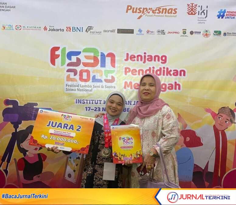 result_IMG_20251124_082508 Zhifana, berhasil meraih juara II pada ajang FLS3N foto bersama Kepala SMAN 6 Padang, Haryanti. (Dokumen istimewa).