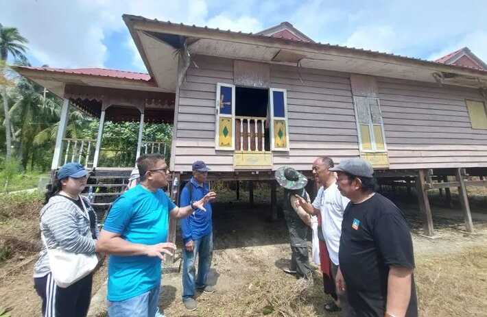 rumah limas Batam Memperingati World Tourism Day 2025, Asosiasi Pelaku Pariwisata Indonesia (ASPPI) DPD Kepulauan Riau berkolaborasi dengan Lembaga Adat Melayu (LAM) Kecamatan Nongsa, Dinas Kebudayaan dan Pariwisata (Disbudpar) Kota Batam, serta masyarakat setempat gotong royong merawat Rumah Limas Potong di Kampung Melayu, Batu Besar, Nongsa, Sabtu lalu. (batam.go.id)