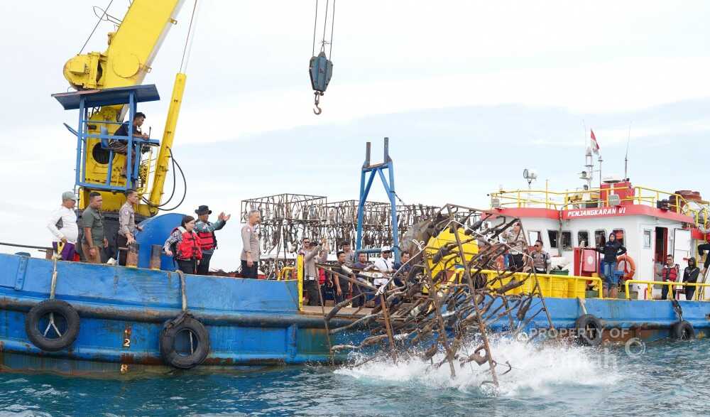 rumpon pt timah PT Timah dan Polda Babel menenggelamkan rumpon yang terbuat dari knalpot ilegal di kawasan Pantai Rebo, Kabupaten Bangka, Kamis (6/11/2025). (Timah)