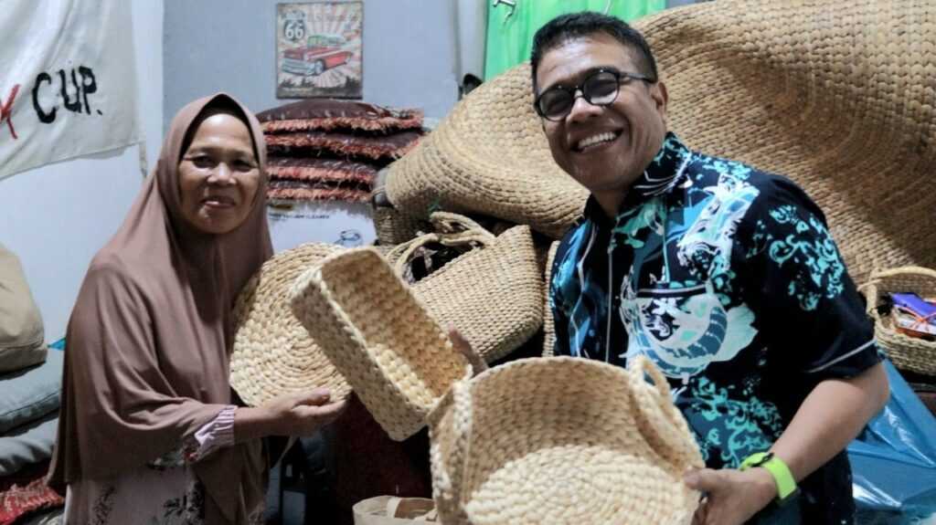 Kepala Dinas Kebudayaan dan Pariwisata (Disbudpar) Batam, Ardiwinata, mengapresiasi upaya UMKM tersebut saat mengunjungi workshop Seeracraft di Sagulung pekan lalu. (batam.go.id)