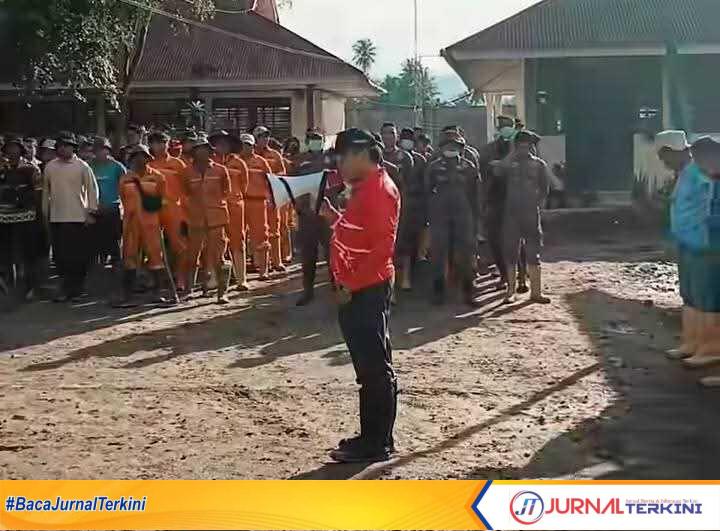 ASN Pemko Padang membersihkan SMAN 12 Padang. (Foto Kominfo Padang).