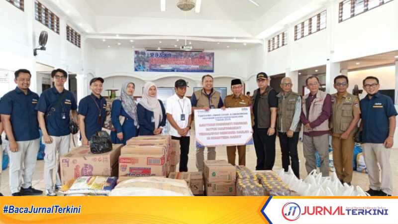 IMG-20251202-WA0047-e1764686806634 Perum Bulog serahkan bantuan logistik vital untuk korban bencana banjir di Padang. (Dok istimewa).
