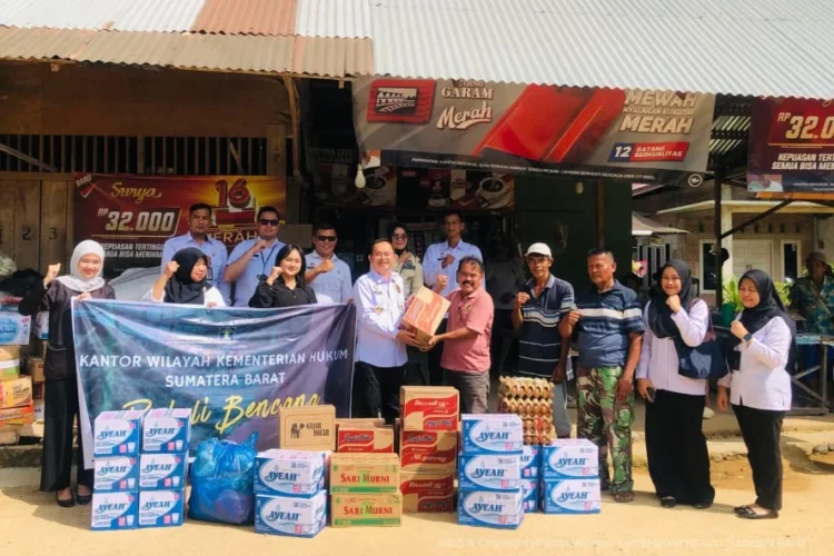 IMG-20251203-WA0084-750x500 Kemenkum Sumbar saat menyerahkan bantuan untuk korban terdampak bencana di Padang. (Dok ist).