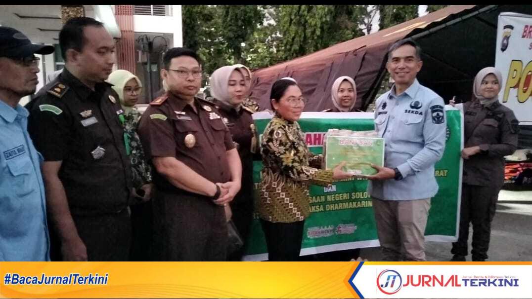 IMG-20251206-WA0005 Kejaksaan Solok salurkan bantuan untuk korban terdampak bencana di Kab Solok. (Foto Kominfo Kab Solok).