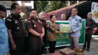 IMG-20251206-WA0005 Kejaksaan Solok salurkan bantuan untuk korban terdampak bencana di Kab Solok. (Foto Kominfo Kab Solok).