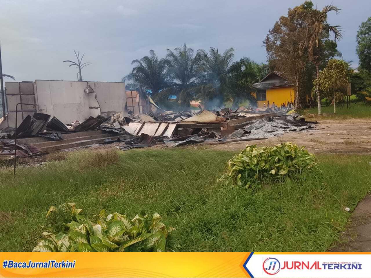 Ket Foto: Bangun kantor camat Enok rata dengan tanah setelah dilahap api, Jum'at (12/12/2025)