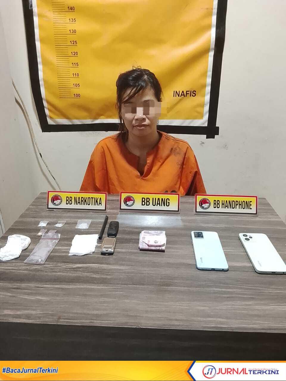 Ket Foto: Rd saat diamankan bersama barang bukti 2 paket shabu dengan total berat 3,22 gram, serta 2 butir pil ekstasi masing-masing berwarna kuning dan merah, serta HP