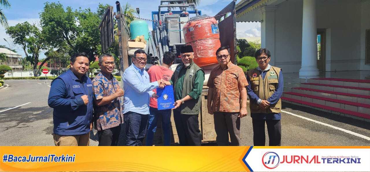 Gubernur Mahyeldi saat menerima nantuan Mesin Penjernih Air dari UNDIP untuk Warga terdampak bencana di Sumbar. (Foto Adpim Sumbar).