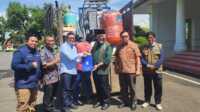 Gubernur Mahyeldi saat menerima nantuan Mesin Penjernih Air dari UNDIP untuk Warga terdampak bencana di Sumbar. (Foto Adpim Sumbar).