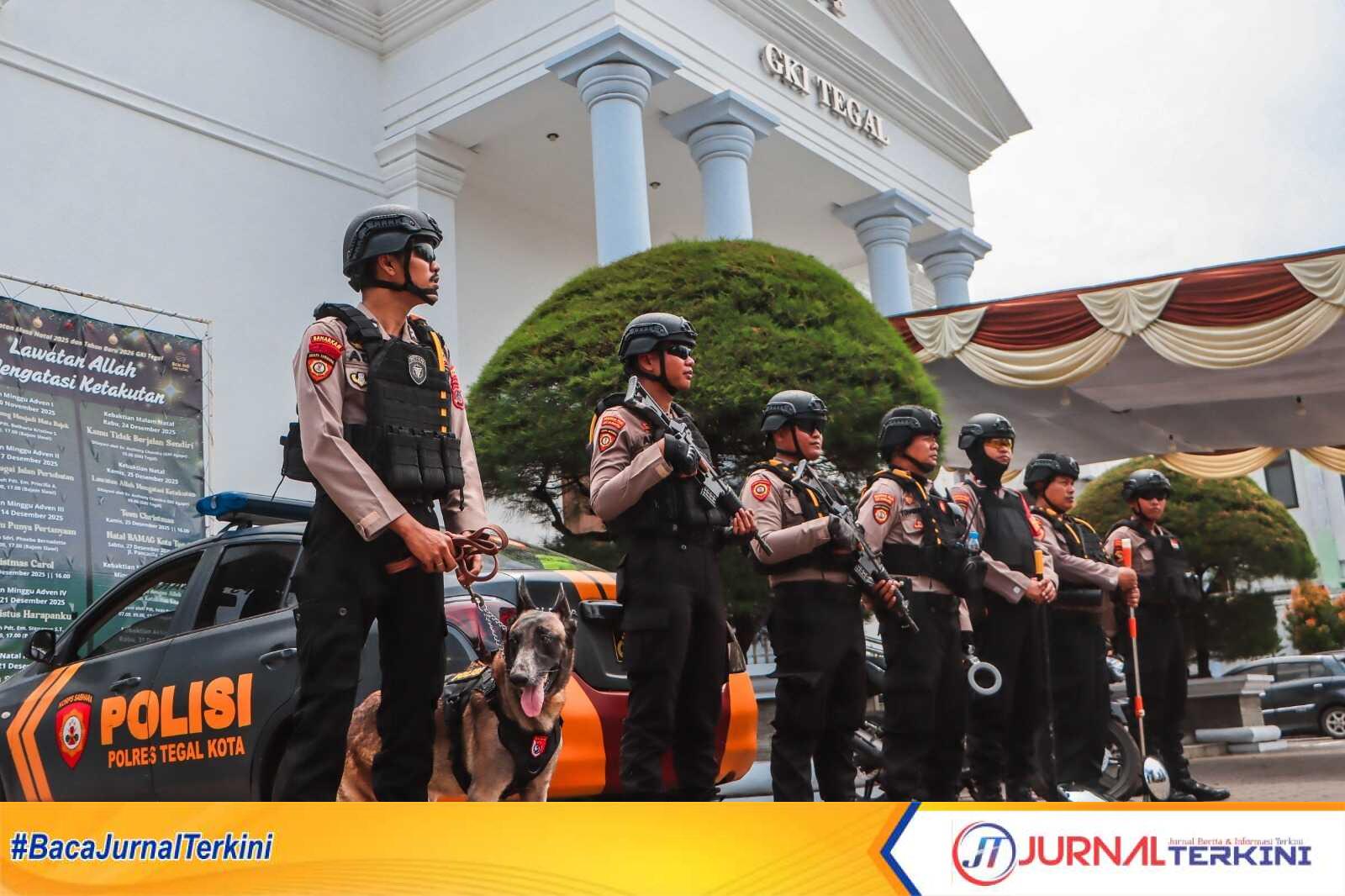 Anggota Polres Tegal Kota siaga pengamanan malam natal di Gereja, Rabu (24/12). (Sumber Foto : Humas Polres Tegal Kota)