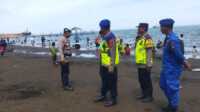 Anggota Polres Tegal Kota, amankan lokasi wisata air Pantai Alam Indah Tegal, Minggu (28/12). (Sumber Foto: Humas Polres Tegal Kota)