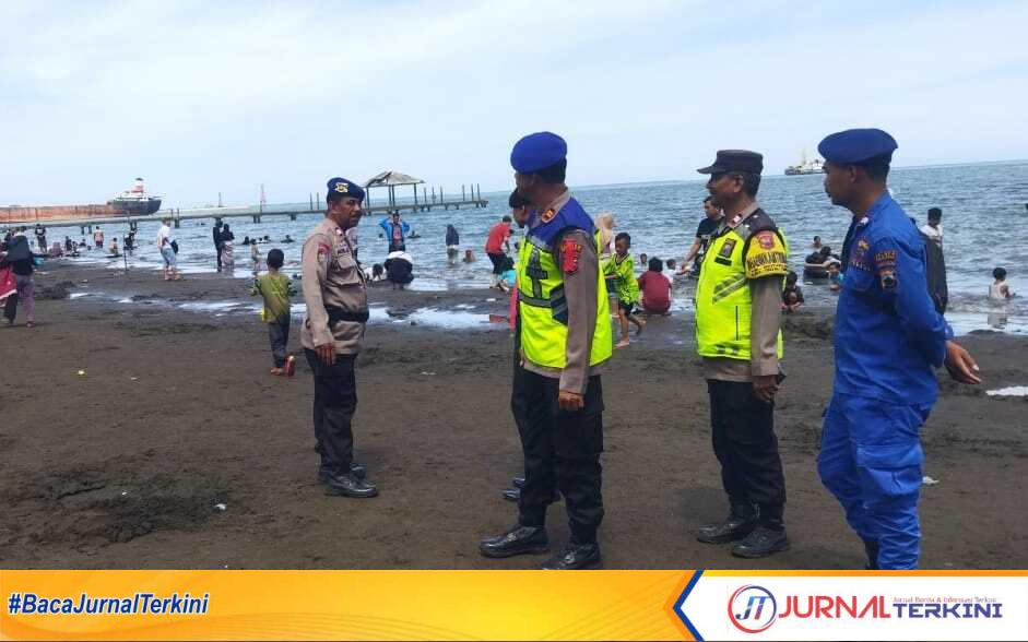 Anggota Polres Tegal Kota, amankan lokasi wisata air Pantai Alam Indah Tegal, Minggu (28/12). (Sumber Foto: Humas Polres Tegal Kota)