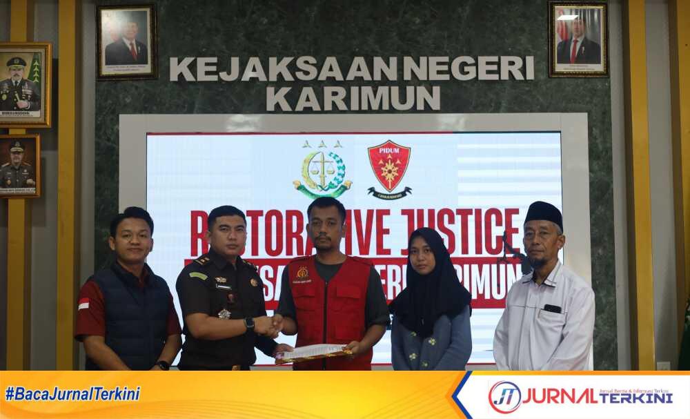 Kejaksaan Negeri (Kejari) Karimun menghentikan penuntutan perkara tindak pidana penyalahgunaan narkotika terhadap tersangka berinisial RS melalui pendekatan keadilan restoratif (*restorative justice*), ditandai dengan penyerahan Surat Ketetapan Penghentian Penuntutan (SKP2) oleh Kepala Seksi Tindak Pidana Umum Jumieko Andra di Aula Kantor Kejari Karimun pada Rabu (24/12/2025). (Humas Kejari Karimun)