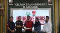 Restoratif Justice Kejari Karimun Kejaksaan Negeri (Kejari) Karimun menghentikan penuntutan perkara tindak pidana penyalahgunaan narkotika terhadap tersangka berinisial RS melalui pendekatan keadilan restoratif (*restorative justice*), ditandai dengan penyerahan Surat Ketetapan Penghentian Penuntutan (SKP2) oleh Kepala Seksi Tindak Pidana Umum Jumieko Andra di Aula Kantor Kejari Karimun pada Rabu (24/12/2025). (Humas Kejari Karimun)