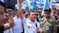 Gubernur Jawa Tengah, Ahmad Luthfi, menemui demo buruh di depan kantornya, Semarang, Rabu (24/12).(Dok Humas Pemprov)