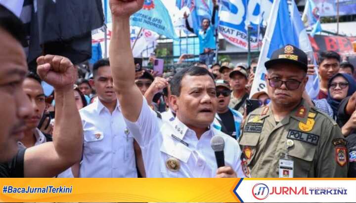Gubernur Jawa Tengah, Ahmad Luthfi, menemui demo buruh di depan kantornya, Semarang, Rabu (24/12).(Dok Humas Pemprov)