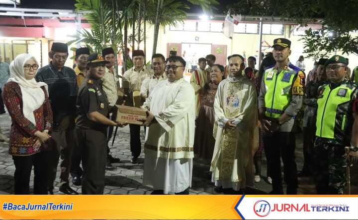 Jajaran Forkopimda Demak sambangi gereja di wilayah Kabupaten Demak, Rabu malam (24/12/2025).Dok.Foto.M_E.(jurnalterkini.id/Ponco)