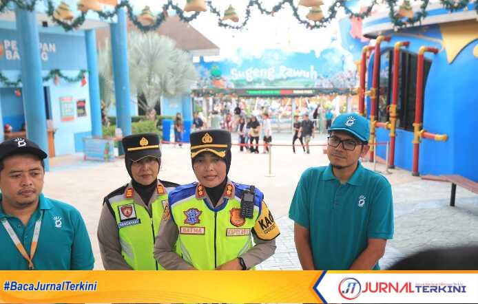 AKBP Ratna Quratul Ainy, S.I.K., M.Si., turun langsung memimpin patroli ke berbagai lokasi wisata pada Perayaan dan ibadah Natal 2025 di wilayah Kabupaten. Kamis (25/12/25)./Dok.Foto.Jk_Zed.(jurnalterkini.id/Ponco)