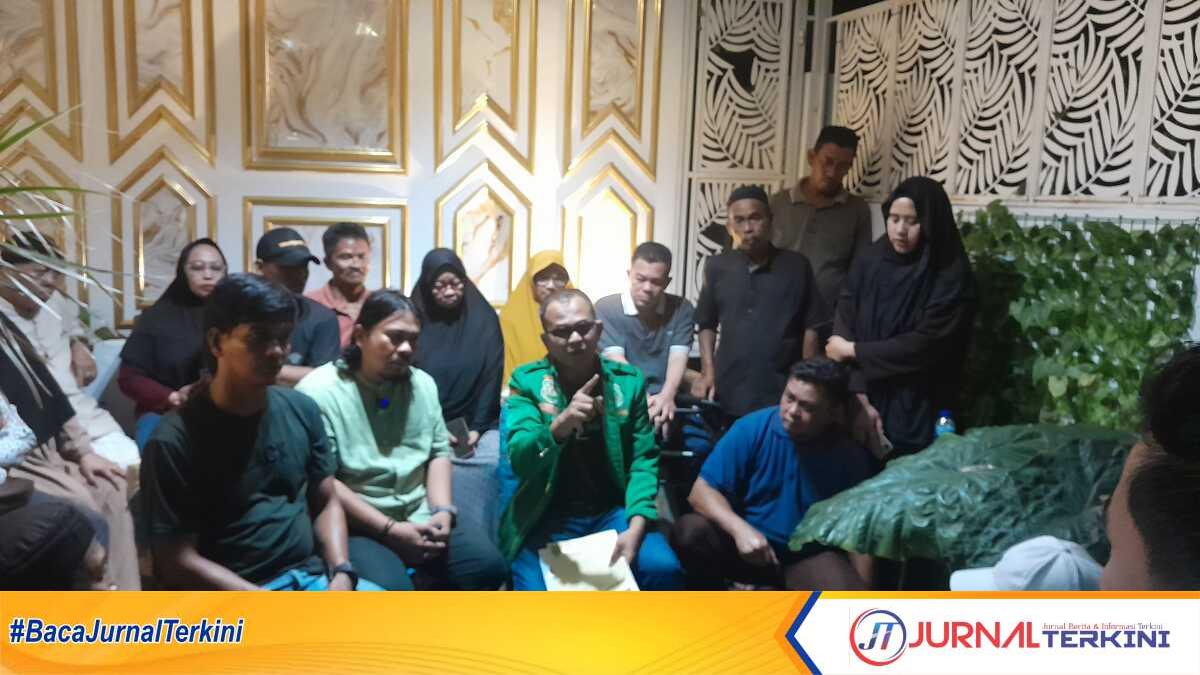 Ahmad Iskandar Tanjung menggelar konferensi pers di kediamannya di Tanjung Balai Karimun, Sabtu (20/12/2025). (JurnalTerkini.id/rusdi)