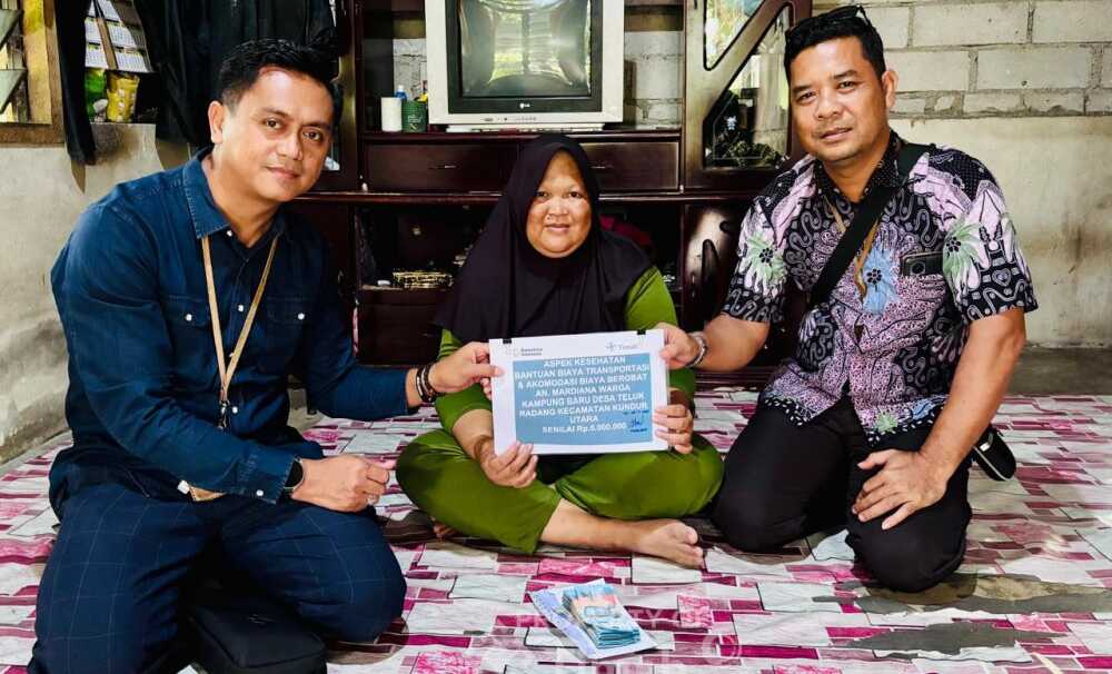 bantu pengobatan pt timah PT Timah Tbk memberikan bantuan biaya pengobatan kepada Mardiana yang menderita kanker. (Timah)