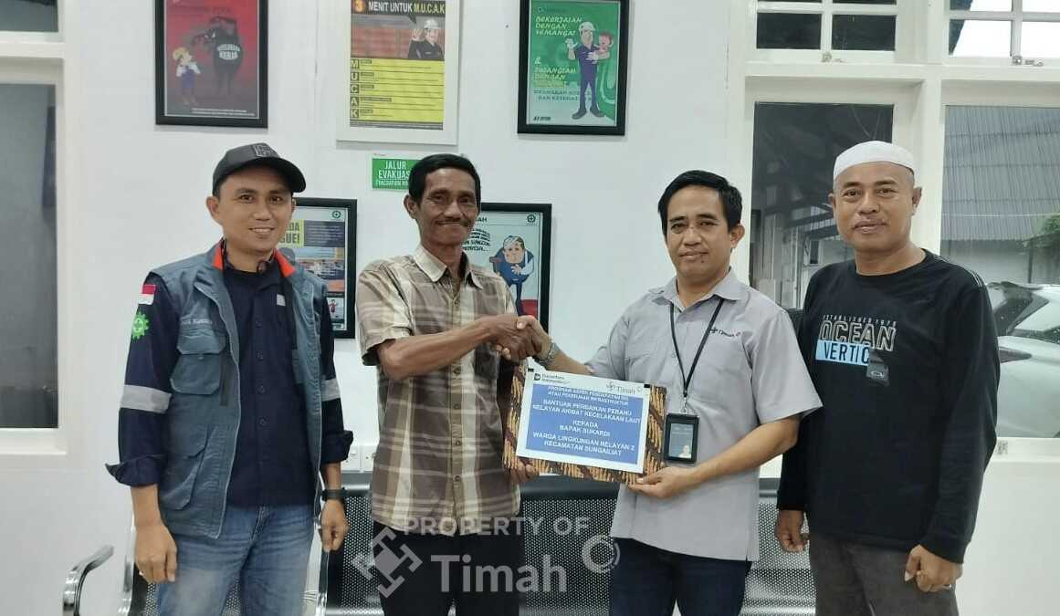 PT Timah Tbk memberikan bantuan kepada Sukardi (53), nelayan tradisional asal Lingkungan Nelayan II, Sungailiat, yang mengalami musibah perahu tenggelam akibat cuaca buruk. (Timah)